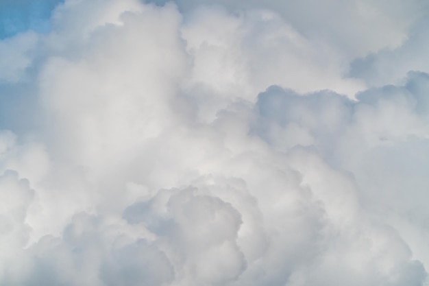 Soffici nuvole bianche in un cielo blu. Sfondo naturale e texture. Cumuli bianchi