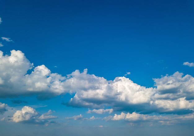 Soffici nuvole bianche nel cielo blu al tramonto nel giorno d'estate. Tempo della natura, cielo blu nuvoloso.