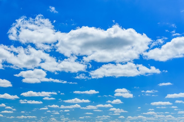 Soffici nuvole bianche nel cielo blu intenso