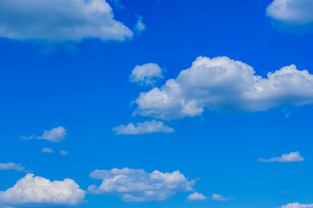 Soffici nuvole bianche nel cielo blu