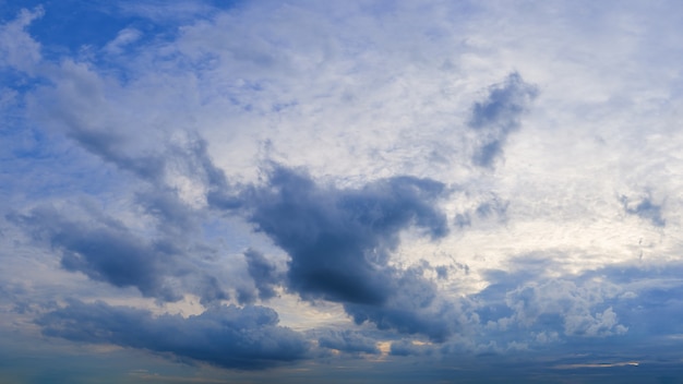 Soffici nuvole bianche nel vasto cielo blu