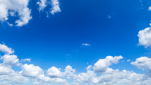 Soffici nuvole bianche sopra l'orizzonte blu