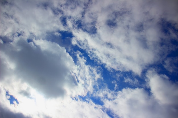 Soffici nuvole bianche su uno sfondo di cielo blu.