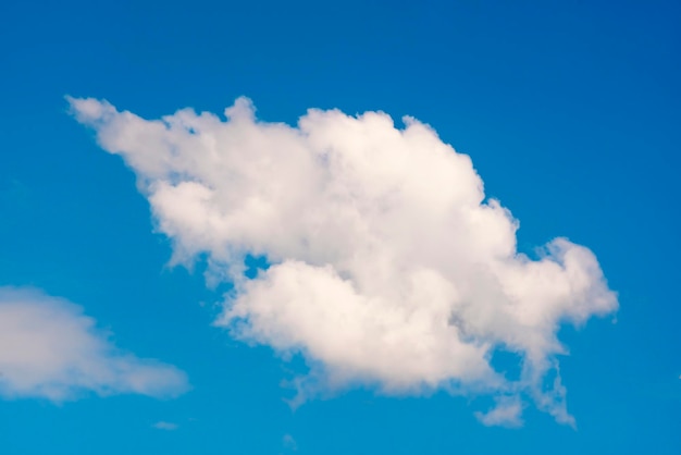 Soffici nuvole bianche su uno sfondo di cielo blu
