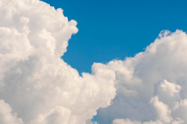 Soffici nuvole bianche su uno sfondo di cielo blu