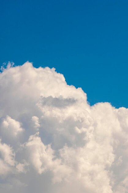 Soffici nuvole bianche su uno sfondo di cielo blu