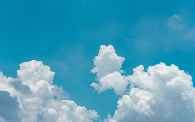 Soffici nuvole bianche sul cielo blu. Morbido al tatto come il cotone. Cloudscape gonfio bianco. Bellezza in natura. Fondo bianco di struttura delle nubi cumuliformi del primo piano. Cielo in giornata di sole. Nuvole bianche pure.