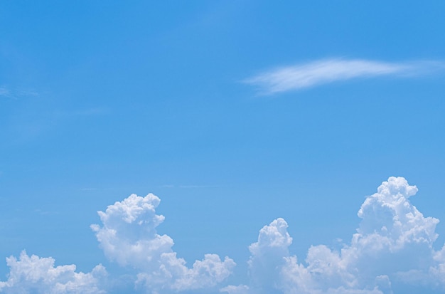 soffici nuvole bianche sullo sfondo del cielo con sfondo azzurro del cielo