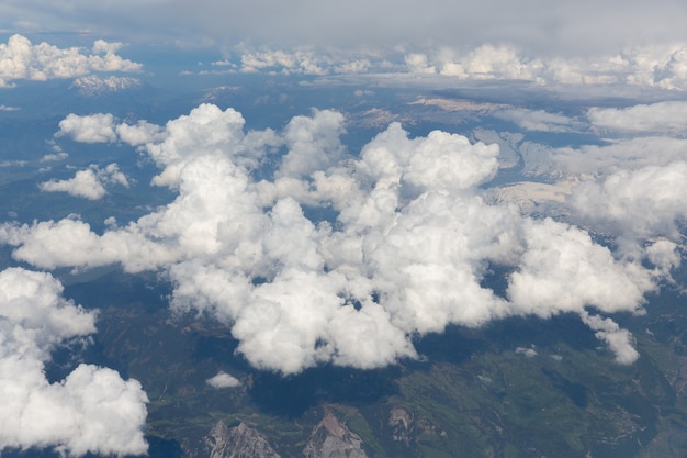 Soffici nuvole bianche, una vista dal finestrino dell'aereo