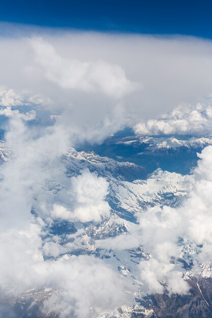 Soffici nuvole bianche, una vista dalla finestra dell&#39;aeroplano