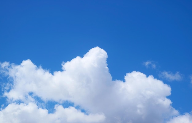 Soffici nuvole cumuliformi bianche che galleggiano su un cielo blu vivido