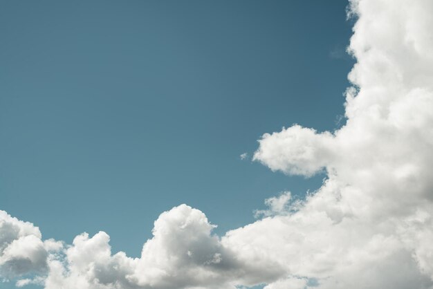 Soffici nuvole cumuliformi bianche sul cielo blu chiaro in una soleggiata giornata estiva Spazio per la copia del paesaggio celeste