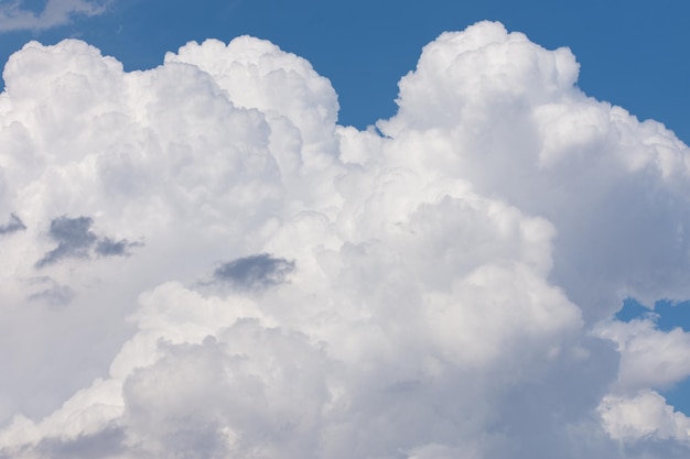 Soffici nuvole d'aria di colore bianco contro il cielo blu