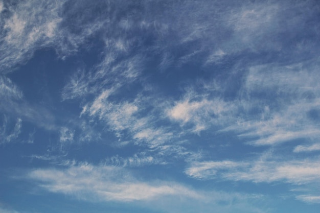 Soffici nuvole di luce bianca che galleggiano nel cielo blu Sfondo del paesaggio del mattino della natura Chiaro vento di primavera