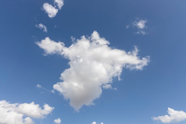 Soffici nuvole e cielo blu sullo sfondo