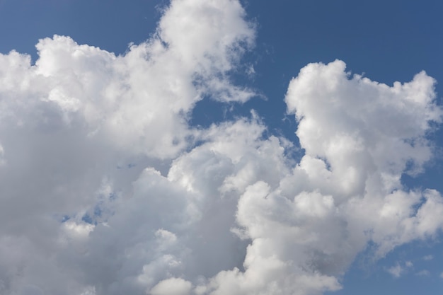 Soffici nuvole e cielo blu sullo sfondo