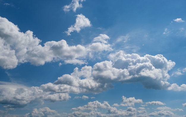 Soffici nuvole nel cielo blu