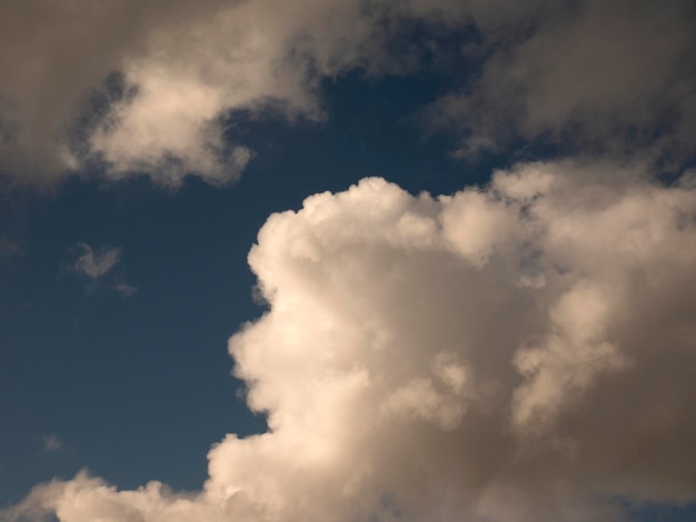 Soffici nuvole sopra il cielo al tramonto Soffici nubi cumuliformi a forma di foto cupo sfondo cloudscape fumo nel cielo