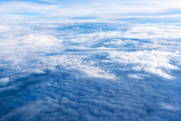 Soffici nuvole vista dall'alto dell'aereo. Paesaggio paradisiaco