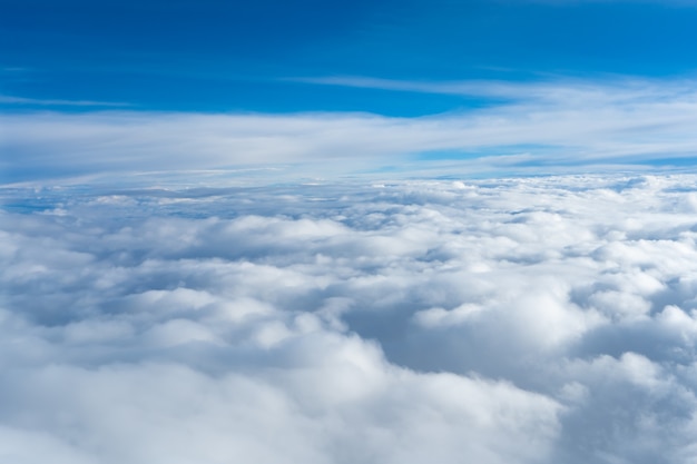 Soffici nuvole vista dall'alto dell'aereo. Paesaggio paradisiaco