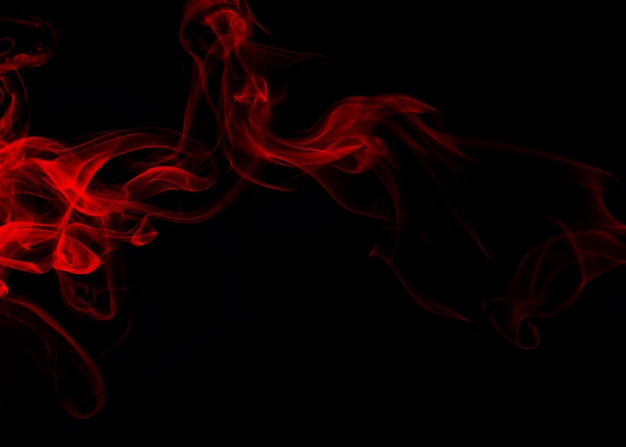 Soffici sbuffi di fumo rosso e nebbia su sfondo nero, design del fuoco