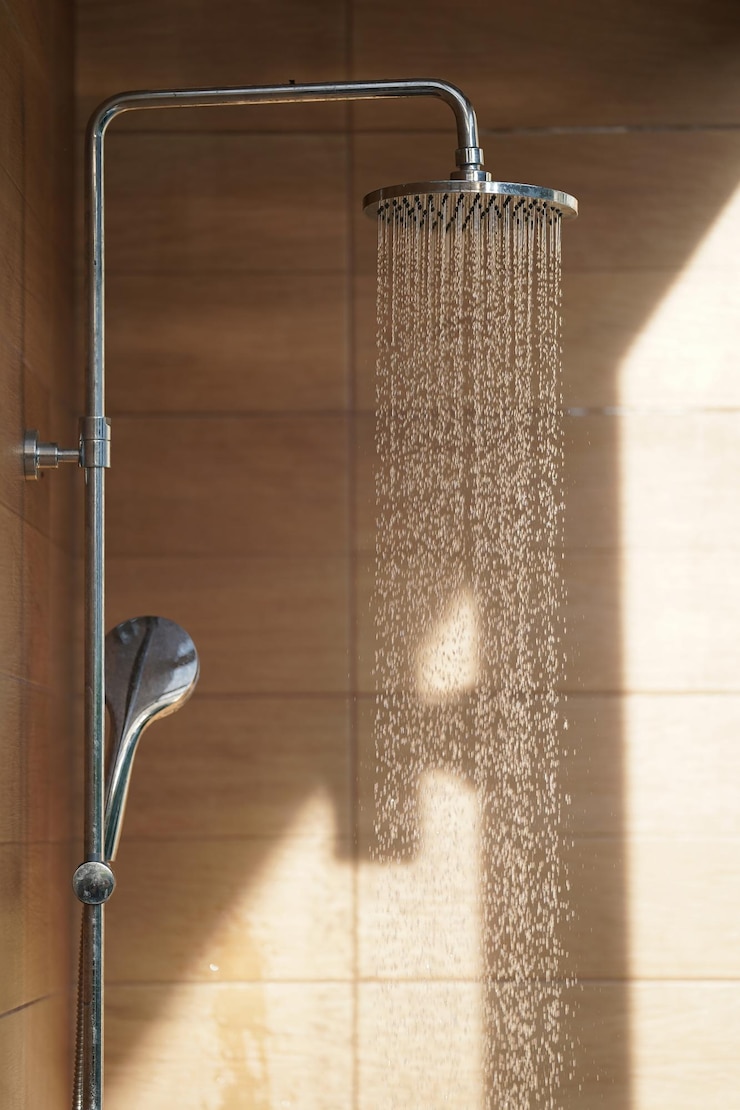 Foto soffione doccia all'aperto per il bagno e la doccia con acqua fredda sul corpo prima di tuffarsi nella piscina del resort
