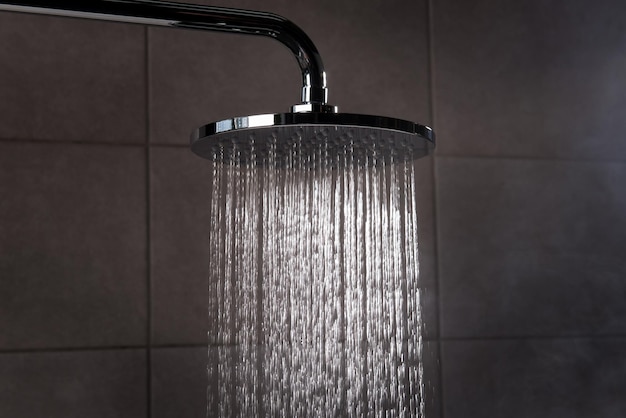 Soffione doccia circolare in acciaio in stile moderno nel bagno