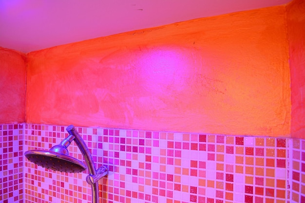 Soffione doccia in un bagno colorato