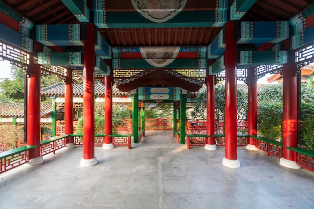 Soffitta rossa dell'antica architettura cinese