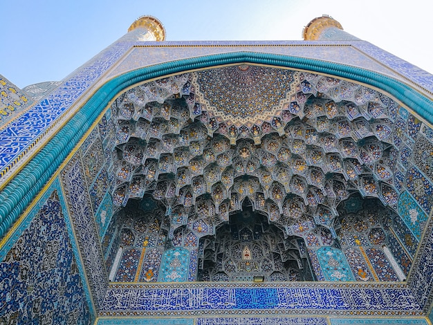 Soffitto a cupola di Muqarnas nell&#39;ingresso iwan della Moschea Shah, volte ornate in architettura islamica.