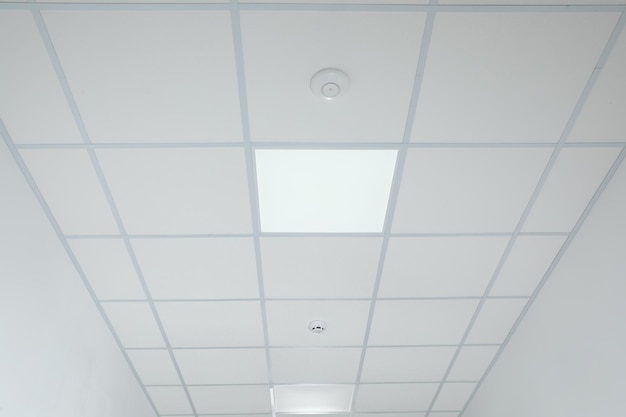 Soffitto bianco con illuminazione moderna nella vista ad angolo basso della camera