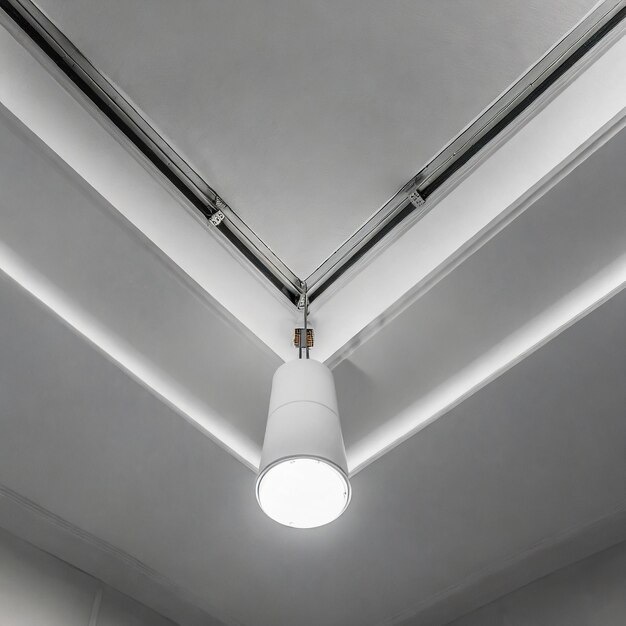 soffitto bianco con lampada LED illuminazione minimalista moderna in ufficio
