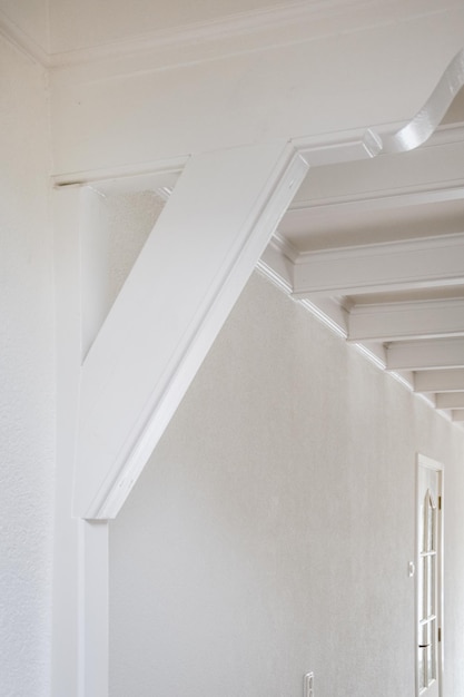 Soffitto bianco con travi a vista