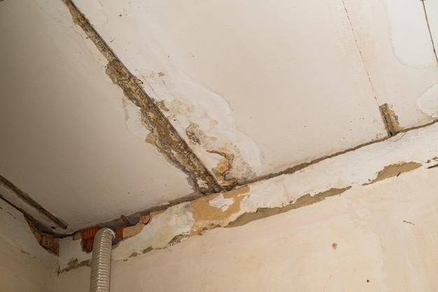 Soffitto danneggiato da perdite di condotte idriche Concetto di problema abitativo