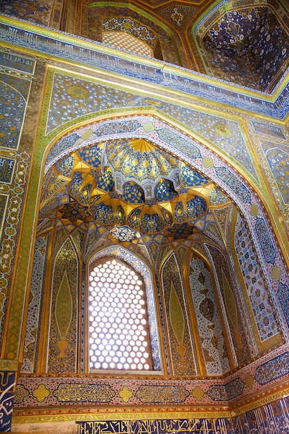 Soffitto decorato con oro e mosaici all'interno della Madrasa Sherdor, l'Ulugbek in Piazza Registan a Samarcanda. 29.04.2019