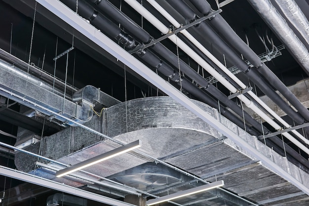 Soffitto di un edificio industriale con varie strutture tecniche e comunicazioni