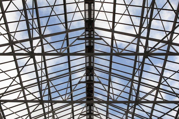 Soffitto di vetro all'interno di un edificio parigino