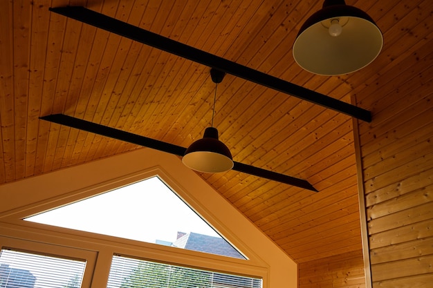 Soffitto in casa in legno con lampade Parte di interni eleganti