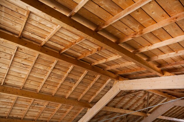 Soffitto in legno all'interno di una casa