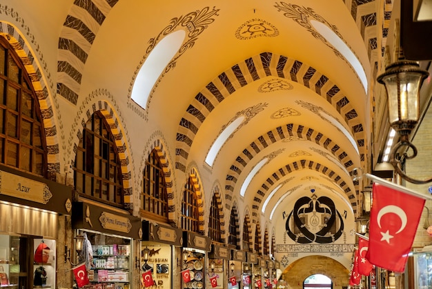 Soffitto ornato del Bazar delle Spezie a Istanbul Turchia