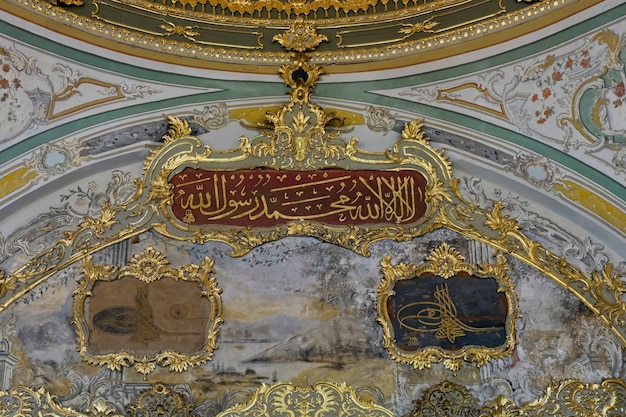Soffitto ornato nel Palazzo e Museo Topkapi di Istanbul Turchia