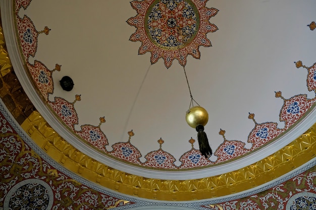 Soffitto ornato nel Palazzo e Museo Topkapi di Istanbul Turchia