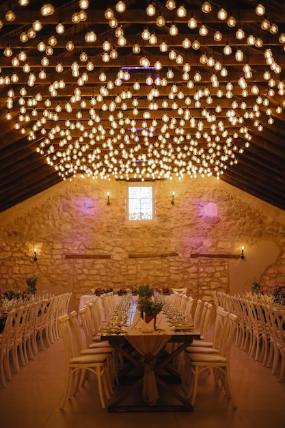 soffitto stellato. più lampadine in un ambiente di festa