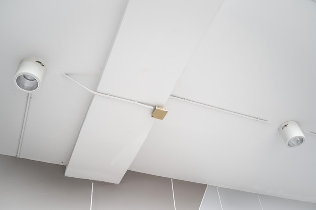 Soffitto teso bianco e di forma complessa