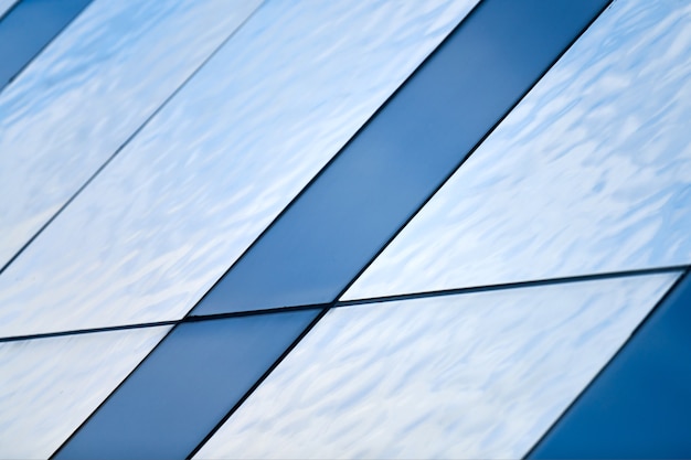 Soffitto, tetto, parete, facciata in vetro strutturato. Struttura in alluminio satinato trasparente. Architettura moderna con molta aria e luce. Sfondo astratto in colore blu chiaro e scuro.