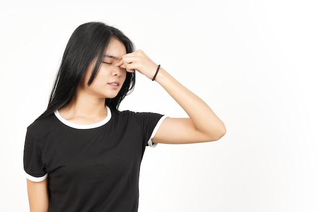 Soffrendo mal di testa gesto di bella donna asiatica isolata su sfondo bianco