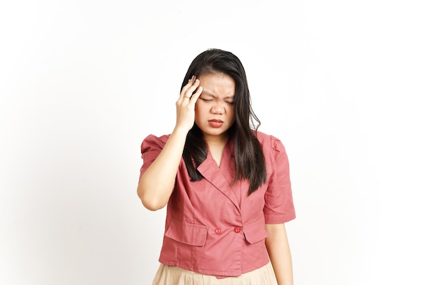 Soffrendo mal di testa gesto di bella donna asiatica isolata su sfondo bianco