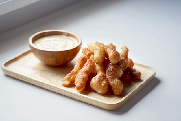 Soft focus di Youtiao o Cakwe con crema pasticcera al latte