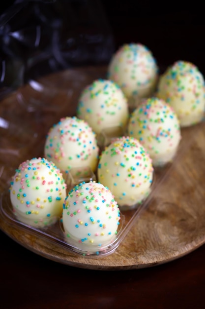Soft focus Macro Uova di Pasqua dolci con granelli colorati Dolci pasquali