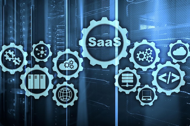 Software as a Service Concetto di software SaaS Modello tecnologico moderno sullo sfondo di una sala server con schermo virtuale Software On Demand